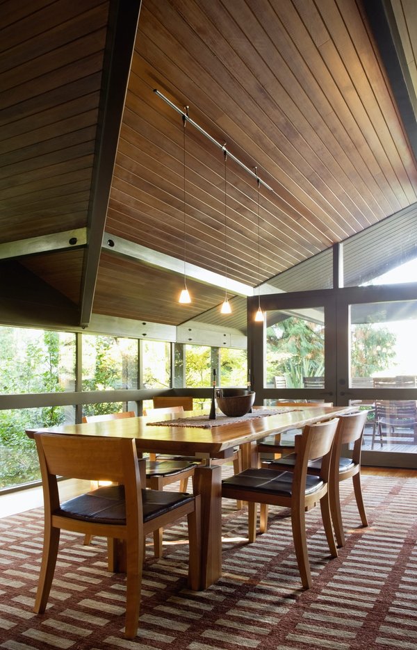 Quels sont les avantages de faire confiance à l'expertise d'un spécialiste en tables, chaises et tabourets pour vos meubles ?