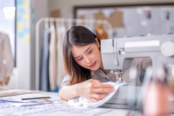 Comment utiliser les textiles pour créer une décoration cosy dans votre salon