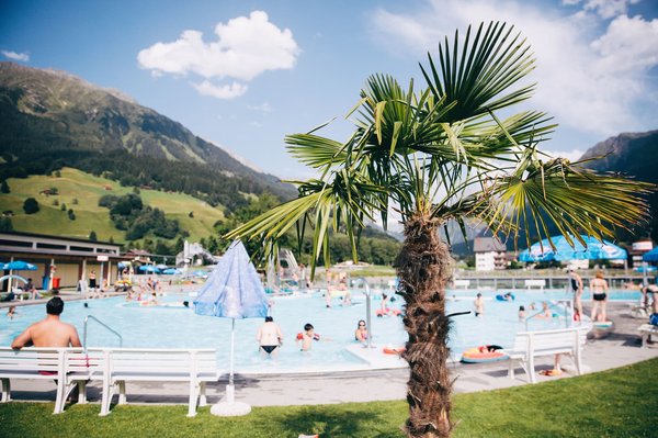 Quelles sont les mesures de sécurité mises en place dans la piscine publique ?