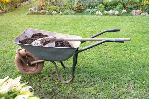 Conseils sur l'utilisation d'un outil pour retourner la terre dans le jardinage